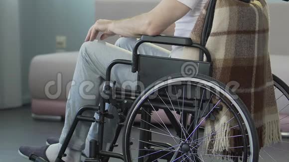 男性坐在轮椅上触摸膝盖医学结论令人不快视频的预览图