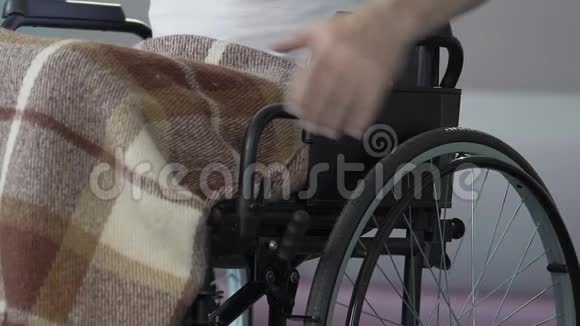 坐轮椅的人开始用手推伤后康复课程视频的预览图