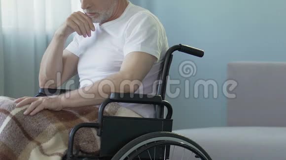 老人坐在养老院的轮椅上感到孤独和被遗忘视频的预览图