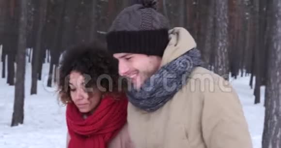 浪漫的情侣漫步在雪林中视频的预览图