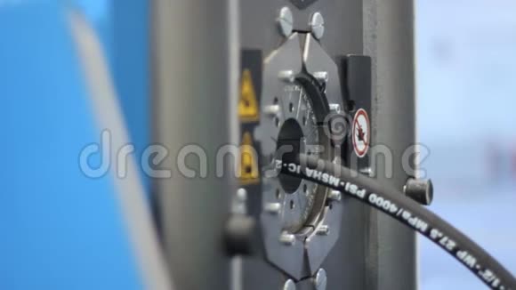 软管生产车间自动卷曲器液压机视频的预览图