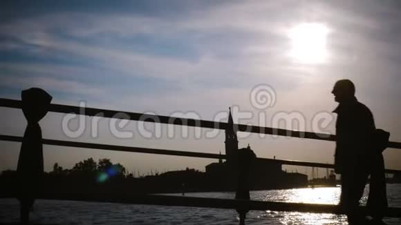 威尼斯运河沿线的人剪影视频的预览图