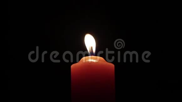 黑色背景上的蜡烛火焰视频的预览图