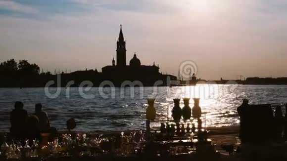 运河沿岸威尼斯人玻璃夜售剪影视频的预览图