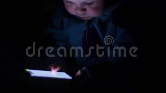 婴儿脸被智能手机发光4K视频的预览图