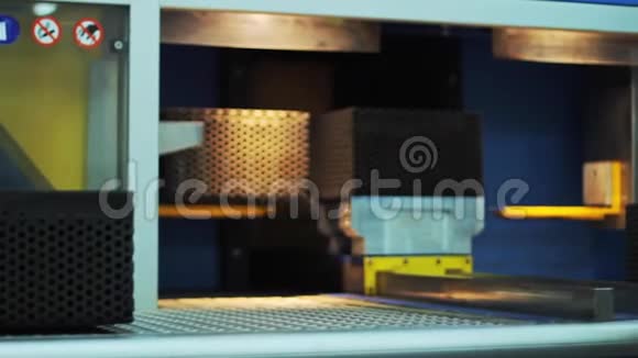 集装箱与工业单位离开热处理室工业设备视频的预览图