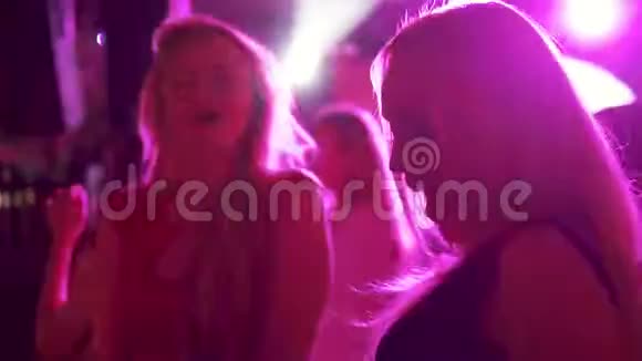 金发女郎在聚会上跳舞朋友们在迪斯科舞厅玩得开心视频的预览图