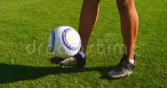 足球运动员在两腿之间掷球视频的预览图