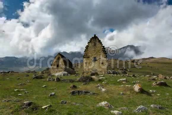 时间流逝4K俄罗斯高加索山脉北奥塞梯形成云层一千年的古老聚落视频的预览图