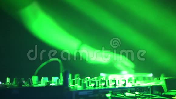 音乐会期间的音频控制面板特写镜头转到DJ改变焦点视频的预览图
