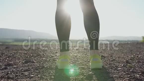 日落时分年轻女子在山上奔跑女运动员跑得飞快双腿并拢视频的预览图