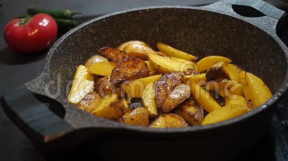 家庭烹饪背景脂肪食物用橄榄油炒熟的令人食欲不振的土黄色未剥皮的土豆视频的预览图