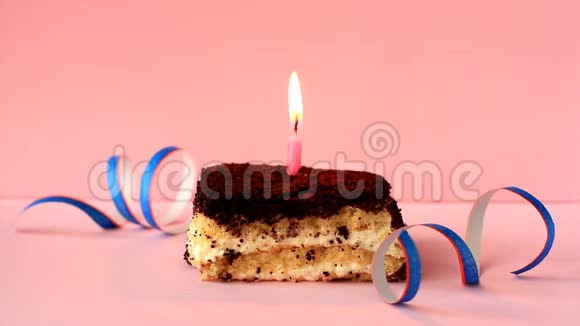 在粉红色背景和纸屑上点燃粉红色蜡烛的提拉米苏蛋糕延时录像视频的预览图