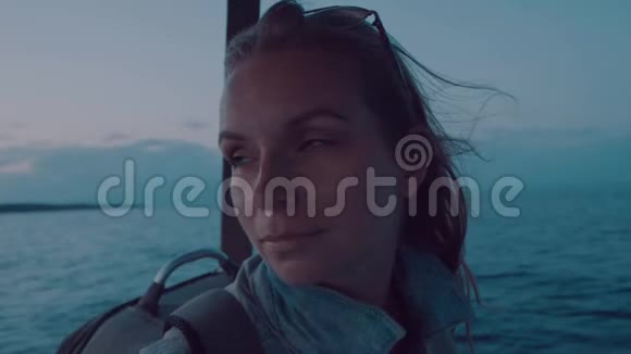 日落时船甲板上的女人画像视频的预览图