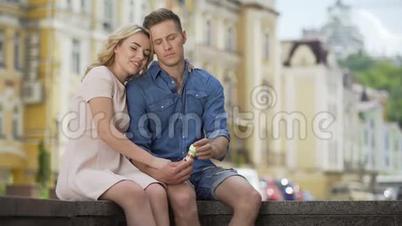 无忧无虑的夫妻坐在一起女孩吹泡泡快乐的人视频的预览图