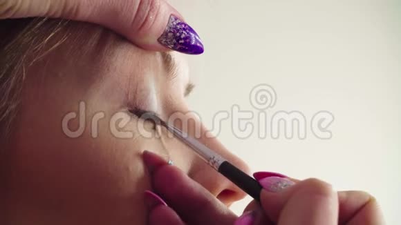 化妆师将眼线涂在模特眼睛上视频的预览图