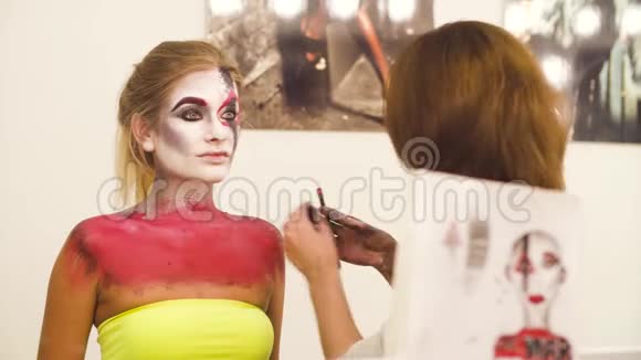 化妆师在模特儿脸上画画视频的预览图