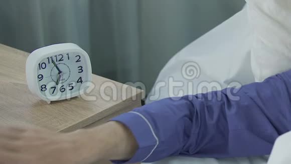 男性手拿钟检查时间清晨闹钟工作日视频的预览图