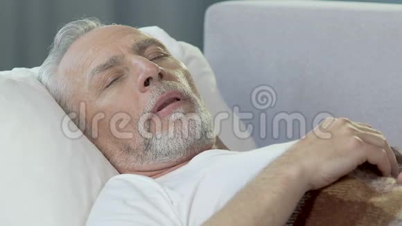 老人躺在床上打盹身体健康睡眠良好下午休息视频的预览图