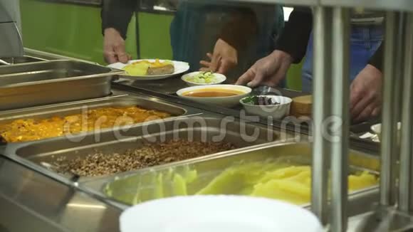 现代化自助食堂自助餐厅食堂工厂员工午餐的特写展示和菜肴视频的预览图