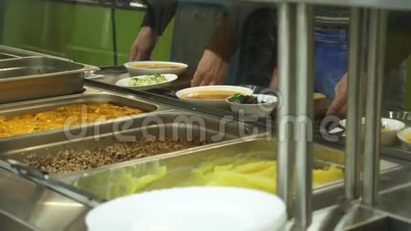 现代化自助食堂自助餐厅食堂工厂员工午餐的特写展示和菜肴视频的预览图