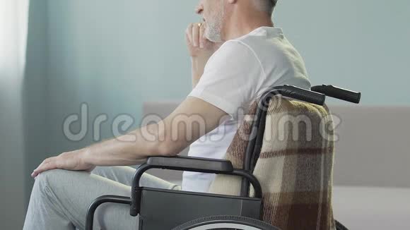 轮椅老人照顾残疾病人的护士医疗中心视频的预览图