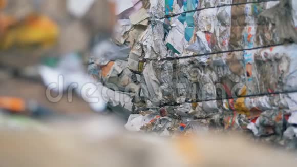 一包纸垃圾关门压力纸是在一个特殊的工厂包装以回收视频的预览图