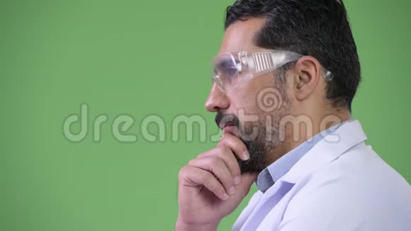 英俊的波斯胡子男医生戴着防护眼镜和思考的轮廓视频的预览图