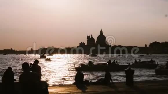 欣赏威尼斯海峡日落的人们剪影视频的预览图