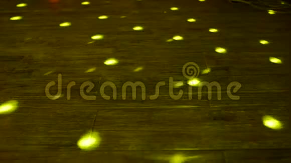 迪斯科球在木地板上的旋转视频的预览图
