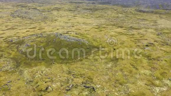 飞越冰岛的埃尔德劳恩熔岩空中高角度无人驾驶飞机视野视频的预览图
