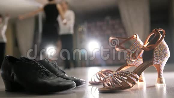模糊的职业男女舞蹈拉丁舞服装在工作室两双舞厅鞋在前景视频的预览图