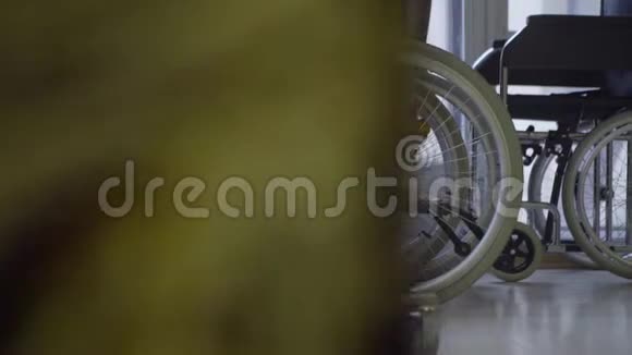慢动作的一堆轮椅与白色车轮放置在窗户旁边视频的预览图