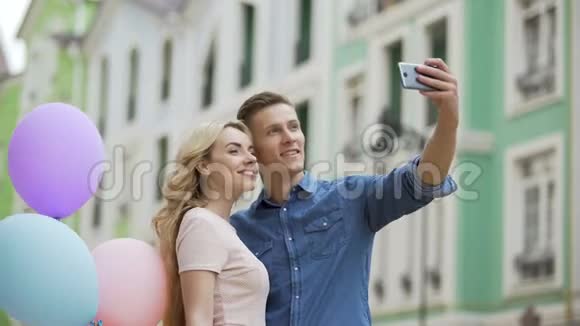女朋友和男朋友在街上接吻自拍浪漫的照片视频的预览图