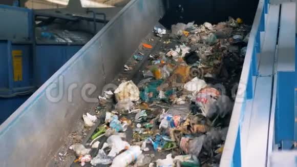 在垃圾厂移动输送机关闭垃圾经过分类后会被传送视频的预览图