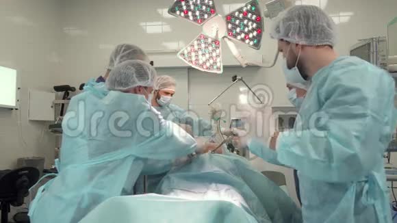 医生做手术视频的预览图