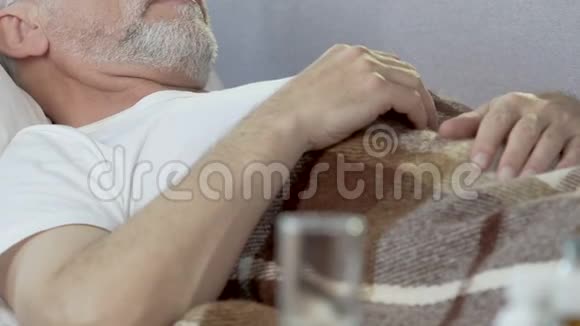 老年男性躺在床上前面有玻璃睡眠不好吃药视频的预览图