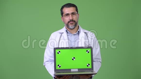 英俊的波斯胡子男医生带着笔记本电脑视频的预览图