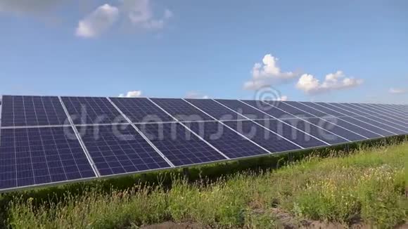太阳能电池板与发电机对抗美丽的天空视频的预览图