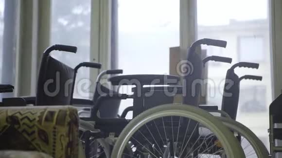 演示一堆白色轮子的轮椅放在窗户旁边视频的预览图