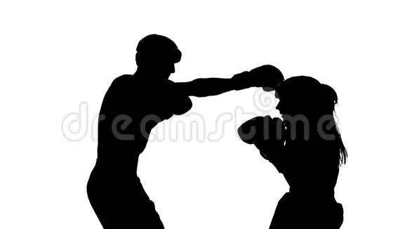 带着一个女孩准备跆拳道比赛的男人剪影白色背景视频的预览图
