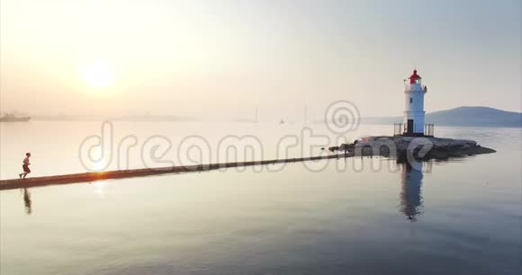 日出时人沿着唾沫快速奔跑的空中景色俄罗斯海参崴视频的预览图
