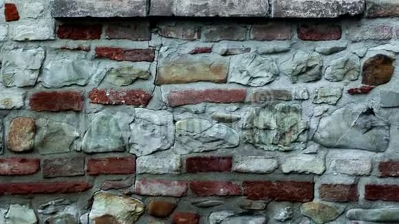 带砖墙和古石的乡村房屋窗扇视频的预览图