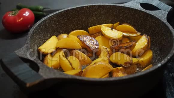家庭烹饪背景脂肪食物用橄榄油炒熟的令人食欲不振的土黄色未剥皮的土豆视频的预览图