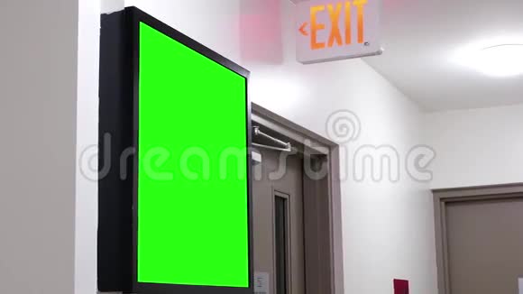 出口标志旁的广告绿色广告牌视频的预览图