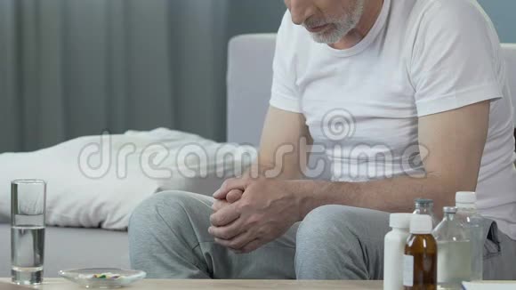 老人坐在床上药品并排护士把轮椅带到后面视频的预览图