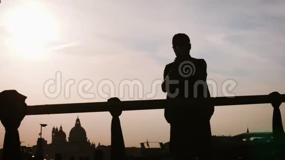 威尼斯人天桥日落时自拍的剪影视频的预览图