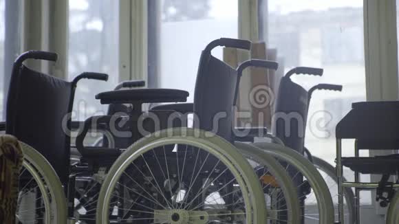 相机显示一组新的轮椅与白色车轮放置在窗户旁边视频的预览图