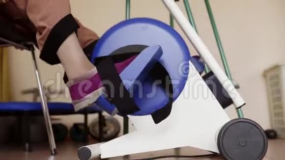 腿是踏板循环测力计作为运动健身测试在医院视频的预览图