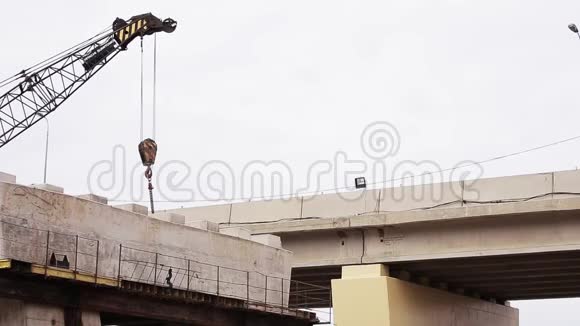 带有路灯和建筑起重机的部分大型灰色桥梁的景观视频的预览图
